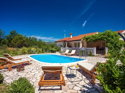 Moderne 130m2 Villa mit privatem Pool, gratis WiFi und 3 Schlafzimmern, 8 Personen
