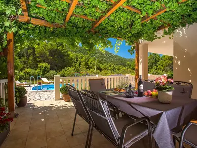 Garten mit Blumen und mediterranen Pflanzen umgibt Ihren Außenbereich