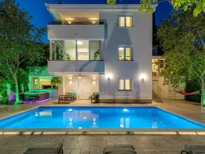 Villa mit 4 Schlafzimmern, 3 Bädern, Sommerküche, privatem Pool und einem Teich mit Fischen