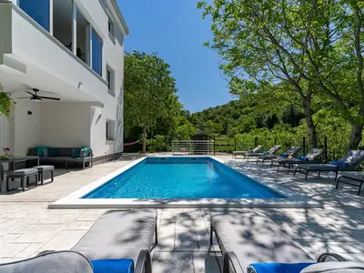Villa mit 4 Schlafzimmern, 3 Bädern, Sommerküche, privatem Pool und einem Teich mit Fischen