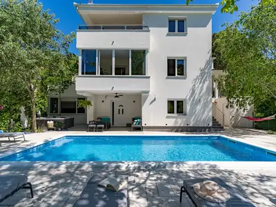 Der Außenbereich bietet einen privaten und beheizten Swimmingpool 8,5m x 4m