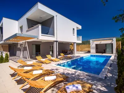 Villa Tela mit 33m2 beheizter Pool, angeschlossener Whirlpool, Sauna und Sommerküche