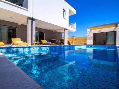 Beheizter 33m2 Pool mit angeschlossener 5qm Whirlpool (gleiche Temperatur wie das Poolwasser)