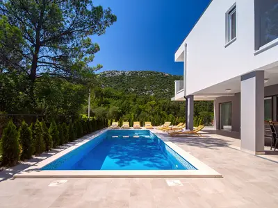 Beheizter 33m2 Pool mit angeschlossener 5qm Whirlpool und 8 bequemen Liegestühlen
