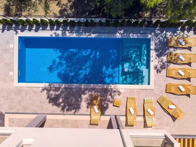 Beheizter 33m2 Pool mit angeschlossener 5qm Whirlpool und 8 bequemen Liegestühlen