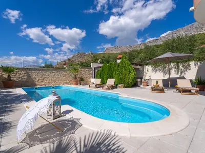 32 square meters pool, with 8 deck chairs, outdoor dinning area and a sea view