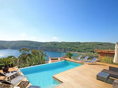 PoolOfHouse