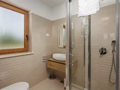 Badezimmer mit Dusche