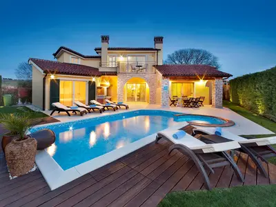 Villa für 8 Personen (250 m²) in Labinci 1/10