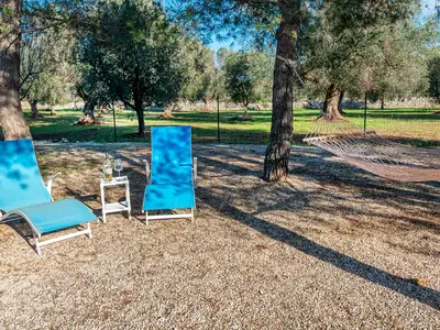 Liegestuhl und Hängematte im Garten
