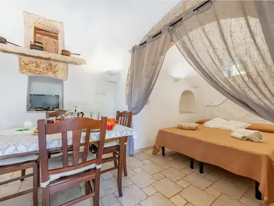 Esszimmer und Doppelbett in der Nische