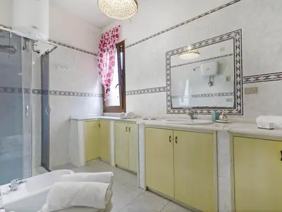 Badezimmer mit Dusche