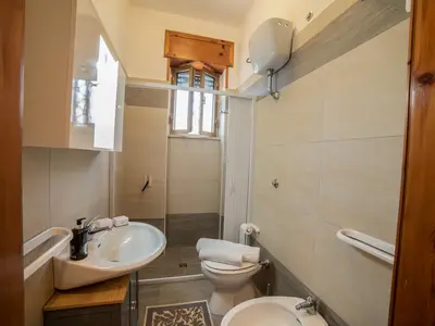 Badezimmer mit Dusche