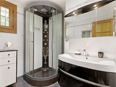 Badezimmer mit Dusche