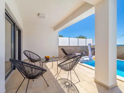 Villa für 7 Personen (120 m²) in Linardići 10/10