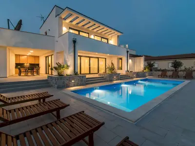 Villa für 8 Personen (180 m²) in Linardići 4/10
