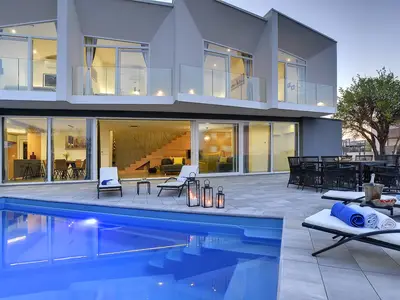 PoolOfHouse