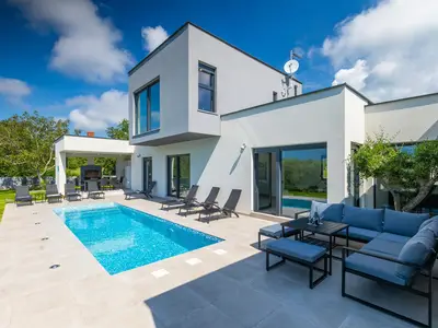 PoolOfHouse