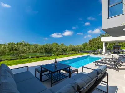 PoolOfHouse