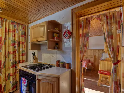 Küche mit Zugang zum Esszimmer