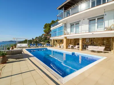 PoolOfHouse