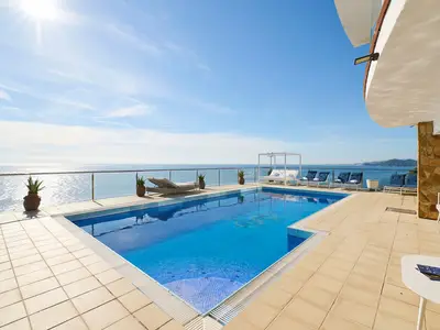 PoolOfHouse