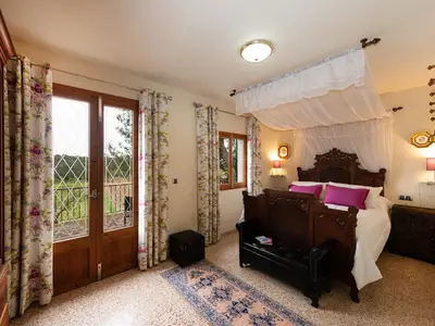 Erstes Schlafzimmer mit Zugang zur Terrasse