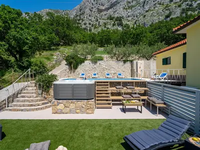Jacuzzi neben dem Pool, mit Sitz- und Spa Bereich 