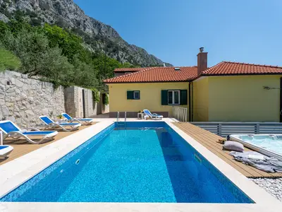 Pool und Jacuzzi mit verschiedenen Liegebereichen