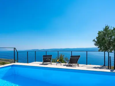 4-bedroom villa with heated pool and panoramic sea views
