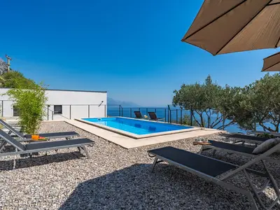 NEW Villa Mountain Lodge with sea views

