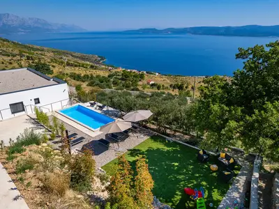 The OUTDOORS offers a private 7,5m x 3m heated swimming pool and a Salt electrolysis water treatment without chlorine, a sun deck area with 8 deck chairs
