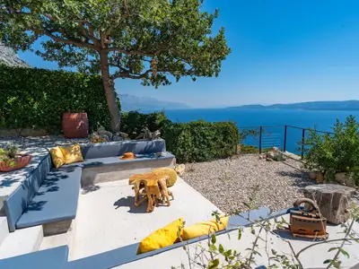 Lounge corner with an oak tree shade and spectacular sea views, which makes this a perfect spot for a glass of vine or a cup of coffee in the morning

