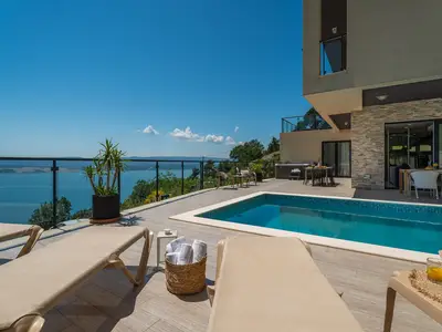 Genießen Sie das herrliche kroatische Wetter in den Außenbereichen der Villa