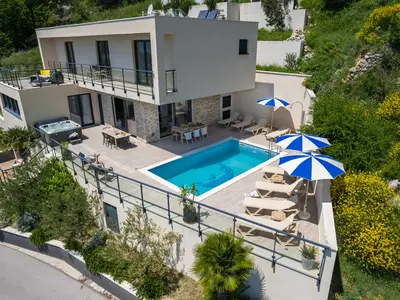 Die Villa befindet sich auf einem 700 m2 großen Grundstück mit 300 m2 Wohnfläche, verteilt auf drei Ebenen