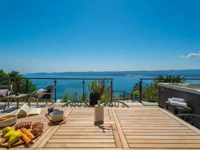 Ein tropisches Paradies mit Pool und Gartenmöbeln.