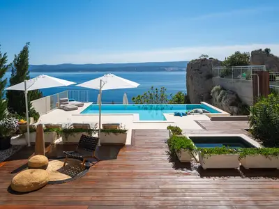 Die Villa Agata liegt im Dorf Lokva Rogoznica, 600 Meter von einem malerischen Kiesstrand mit kristallklarem Meer entfernt