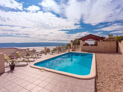 Blick vom Pool in Richtung Villa und schöne Aussicht in Richtung der Insel Brac