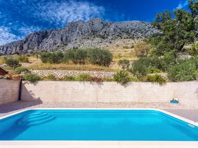Der Pool ist umgeben von Natur und Bergen
