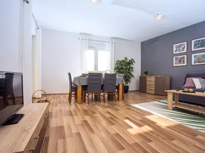 Wohnbereich mit Küche und Terrasse im 1. Stock
