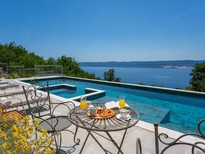 5 Schlafzimmer mit eigenem Bad, beheizter Pool mit angeschlossener Hydromassage