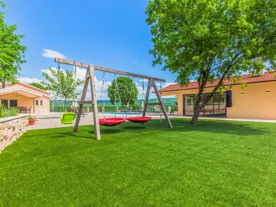 Spielplatz im Freien mit Schaukeln
