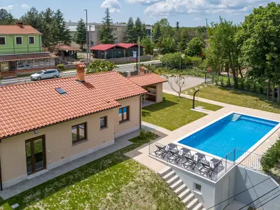 Villa für 6 Personen (120 m²) in Lupoglav 9/10