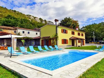Villa für 10 Personen (200 m²) in Lupoglav 1/10