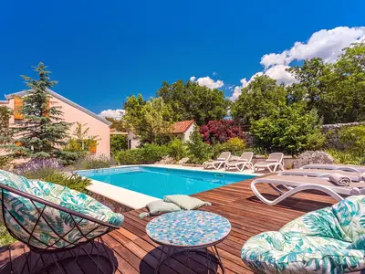 Beheizter Pool mit Massage, Geysir, Anti-Strom-Schwimmen und Licht in Farben