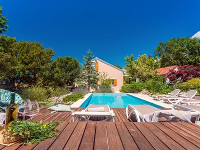 Beheizter Pool mit 6 Liegestühlen und 2 Entspannungsstühlen