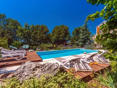 Beheizter Pool mit 6 Liegestühlen und 2 Entspannungsstühlen
