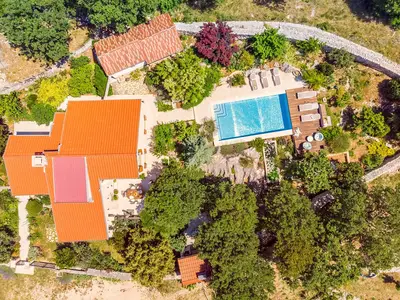 Blick von oben auf die Villa und das gesamte Grundstück