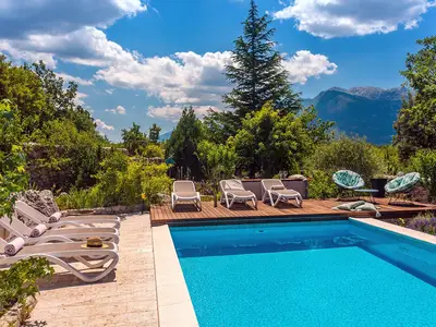 Beheizter Pool mit 6 Liegestühlen und 2 Entspannungsstühlen
