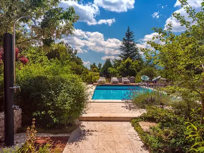 Außendusche, Botanischer Garten und Sonnendeck neben 32m2 beheiztem Pool